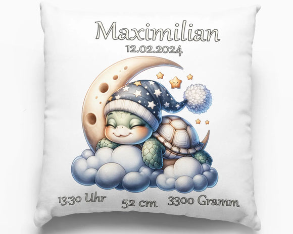 Geburtskissen mit schlafender Schildkröte auf Wolkenmond – süße Schildkröte mit Schlafmütze ruht auf Wolken, neben Mondsichel und Sternen.