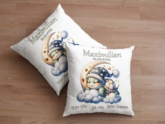 Kuschelkissen zur Geburt mit Schildkröte und Nachthimmel – liebevoll illustriertes Tiermotiv mit Mütze, Wolken, Mond und Geburtsdaten.