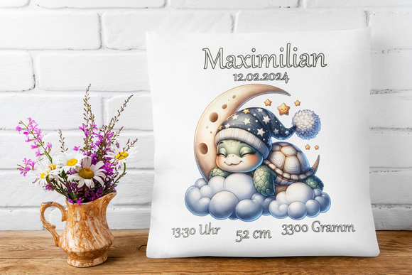 Erinnerungskissen zur Geburt mit schlafender Schildkröte – verträumte Szene mit Mondsichel, Nachthimmel und Geburtswerten in eleganter Schrift.