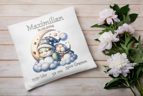 Zierkissen mit Sternenmütze-Schildkröte auf Mond und Wolken – modernes Design mit liebevollen Details für Neugeborene.