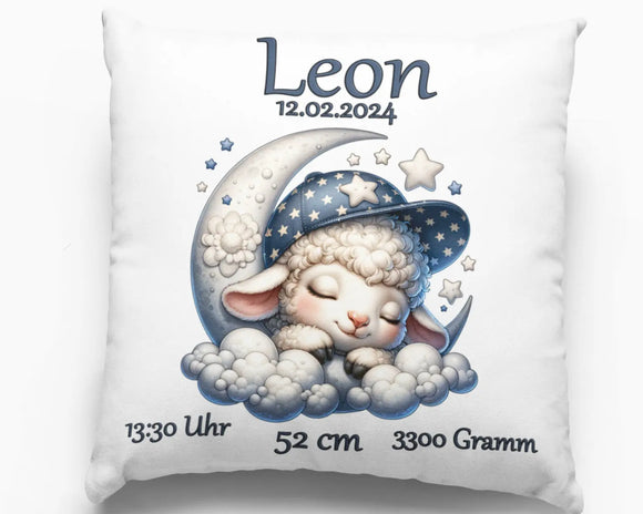 Geburtskissen mit schlafendem Schäfchen auf Mondsichel – flauschiges Lamm mit blauer Sternenmütze schläft auf einer Mondsichel, umgeben von Wolken und Geburtsdaten.