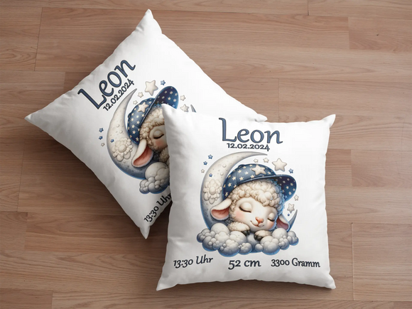 Kuschelkissen zur Geburt mit Schäfchen, Mond und Sternen – liebevoll gestaltetes Baby-Schaf ruht auf einem Halbmond mit Sternchen und weichen Wolken.