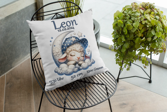 Baby-Kissen mit Schäfchen in Sternenmütze auf dem Mond – zartes Motiv mit schlafendem Schaf, dekoriert mit Himmelselementen und Geburtsangaben.
