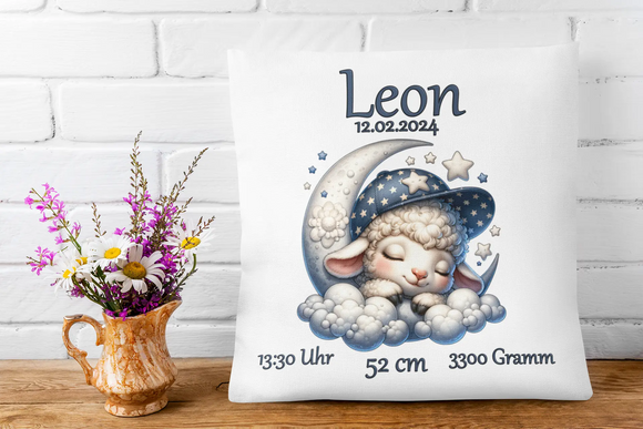 Personalisierbares Kissen mit Schäfchen auf Wolkenmond – niedliches Design mit kuscheligem Schaf auf dem Mond, ergänzt durch Geburtswerte.