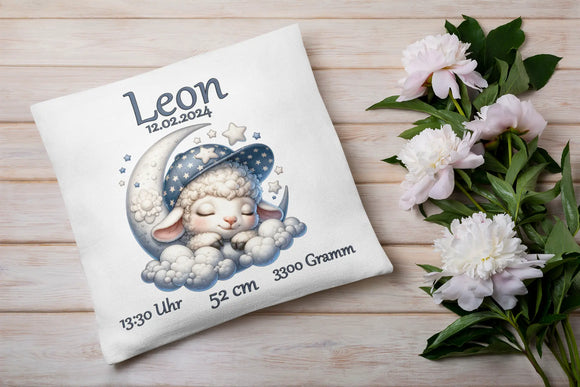 Erinnerungskissen zur Geburt mit schlafendem Lamm auf dem Mond – kindgerechtes Motiv mit Sternenhimmel, Wolken und liebevoll platzierter Geburtsinformation.