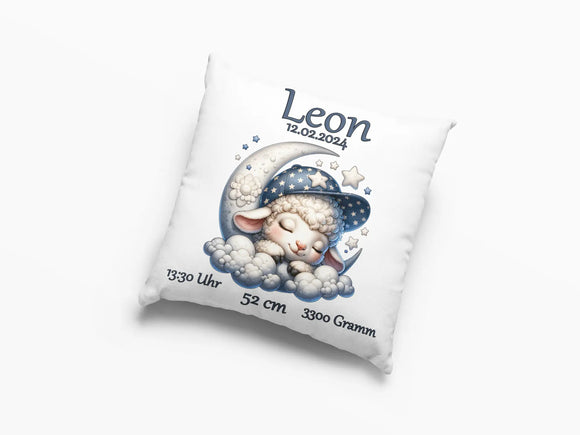 Zierkissen mit Schäfchen, Mondsichel und Schlafmütze – beruhigendes Design für Neugeborene mit sanften Farben, Sternen und klassischer Geburtsstatistik.