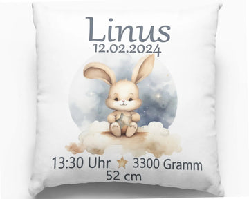Geburtskissen mit Häschen auf Wolke und Sternenhimmel – süßes beiges Kaninchen sitzt auf einer Wolke mit einem Stern in der Hand, im Hintergrund ein Nachthimmel mit funkelnden Sternen.