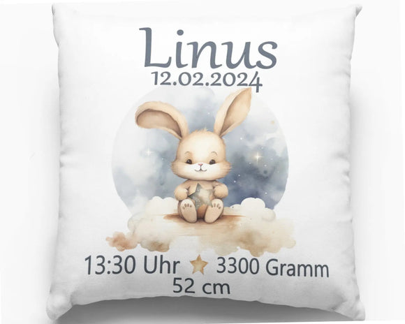 Geburtskissen mit Häschen auf Wolke und Sternenhimmel – süßes beiges Kaninchen sitzt auf einer Wolke mit einem Stern in der Hand, im Hintergrund ein Nachthimmel mit funkelnden Sternen.