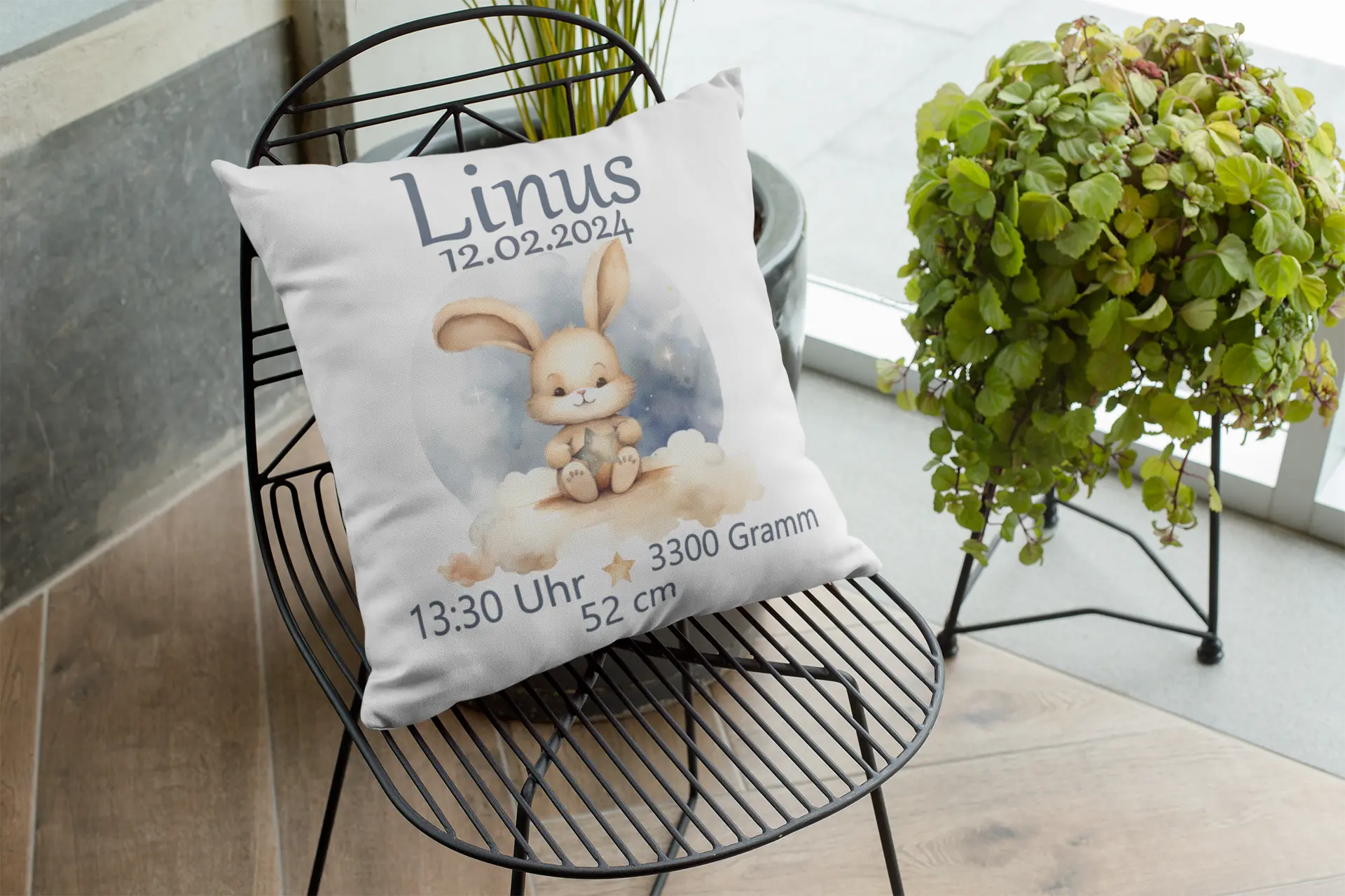 Baby-Kissen mit Hase auf Wolke unter Sternenhimmel – zartes Tiermotiv mit sanften Farben, ideal als Geschenk zur Geburt mit personalisierten Angaben.