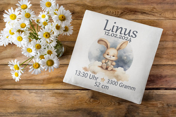 Geschenkidee zur Geburt mit Mondhase und Sternenmotiv – liebevoll gestaltetes Kissen mit einem kleinen Hasen auf flauschiger Wolke, kombiniert mit Uhrzeit, Größe und Gewicht.