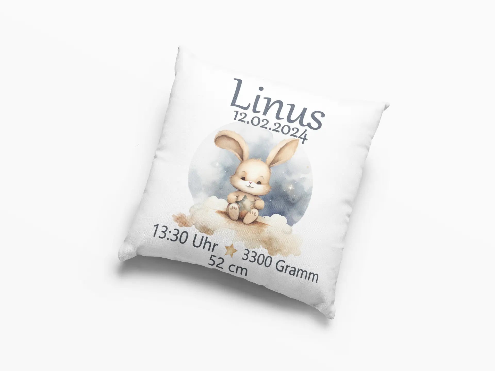 Weiches Baby-Kissen mit verträumtem Häschen und Stern – stilvolles Kissen für Neugeborene mit ruhiger Farbwelt, Sternsymbol und den typischen Geburtsangaben.