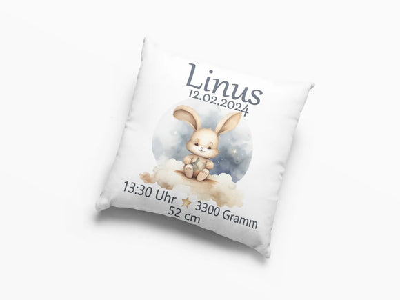 Weiches Baby-Kissen mit verträumtem Häschen und Stern – stilvolles Kissen für Neugeborene mit ruhiger Farbwelt, Sternsymbol und den typischen Geburtsangaben.