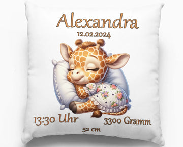 Geburtskissen mit schlafender Baby-Giraffe – niedliche Giraffe in einem Blumenkleidchen kuschelt sich in ein Kissen, darunter Geburtsdaten wie Uhrzeit, Gewicht und Größe.