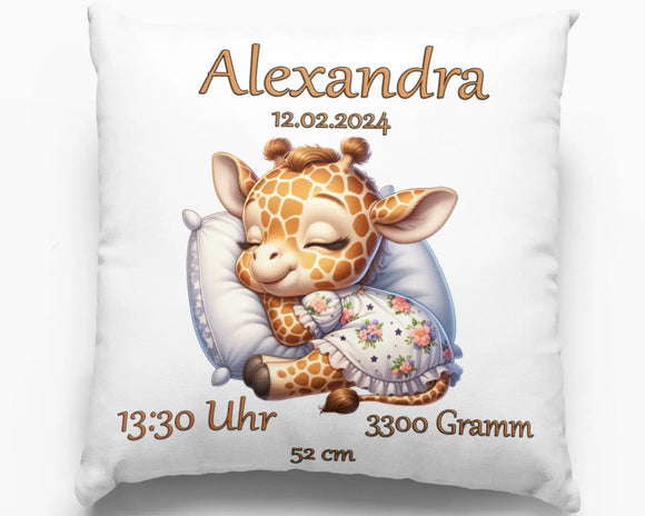 Geburtskissen mit schlafender Baby-Giraffe – niedliche Giraffe in einem Blumenkleidchen kuschelt sich in ein Kissen, darunter Geburtsdaten wie Uhrzeit, Gewicht und Größe.