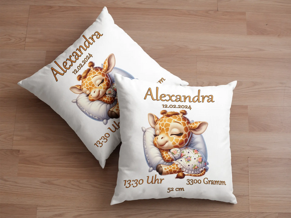 Kuschelkissen zur Geburt mit Giraffenmotiv – liebevoll gestaltete Giraffe im Schlaf, umgeben von sanften Farben und den wichtigsten Angaben zur Geburt.