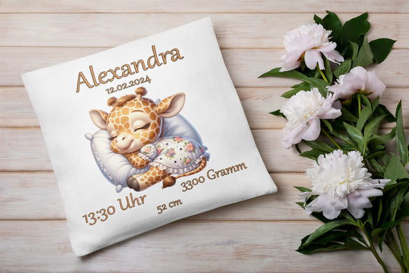 Geschenkidee zur Geburt mit Giraffe und Kissen – verträumtes Giraffenbaby im Blumen-Nachthemd, aufgestickte Geburtswerte dekorieren das Kissen.