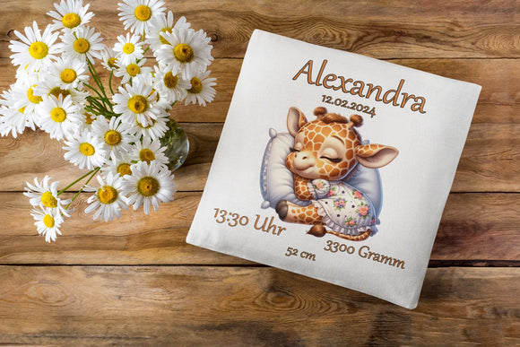 Personalisierbares Kissen mit Giraffe und floralen Details – schlafende Giraffe in niedlicher Schlafhaltung auf Kissen, liebevoll umrahmt von Geburtsinformationen.