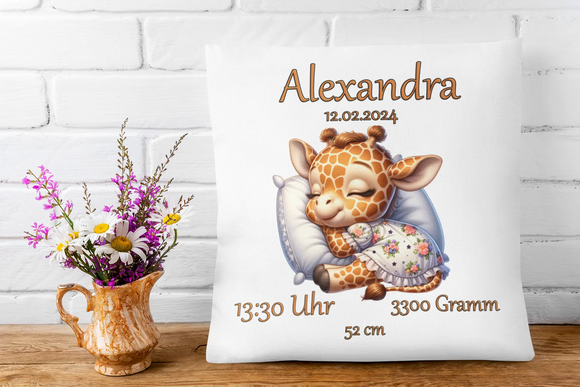 Erinnerungskissen zur Geburt mit Giraffenmädchen – kindlich illustriertes Giraffenbaby mit geschlossenen Augen und sanften Farben, ergänzt durch Geburtsdaten.