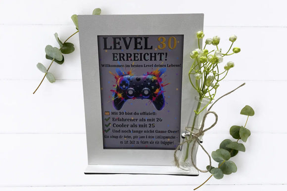„Level erreicht“-Karte mit Zahlenbeispiel (z. B. 40) im Deko-Rahmen – aufgestellt auf einem Tisch

