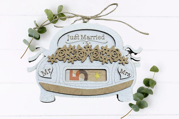 Kreatives Hochzeitsgeschenk Auto mit Aufhängung – Geldgeschenk für Brautpaar aus Holz in Weiß-Natur