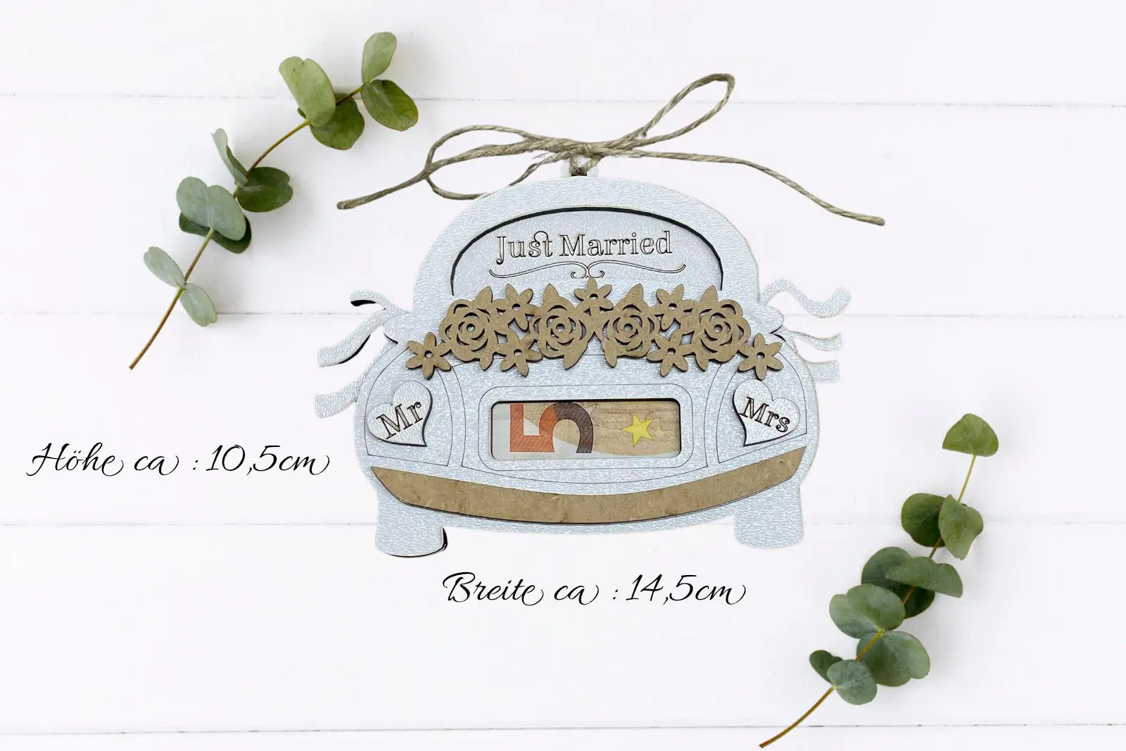 Hochzeit Auto Holz – personalisiertes Geldgeschenk mit Blumen, Herzdeko und Band zum Aufhängen