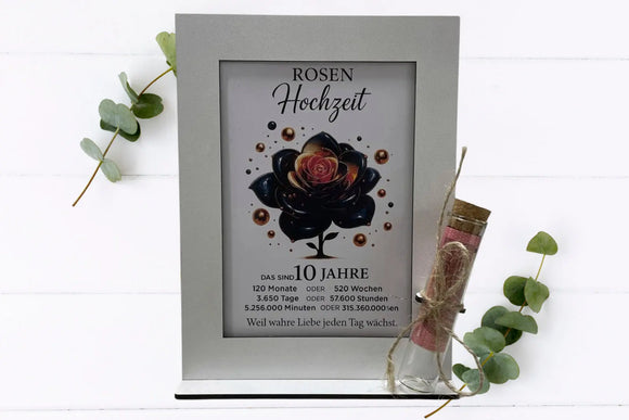 Dekorativer Rahmen mit Motivkarte „Rosenhochzeit“ und Reagenzglas als Geldgeschenk zum 10. Hochzeitstag