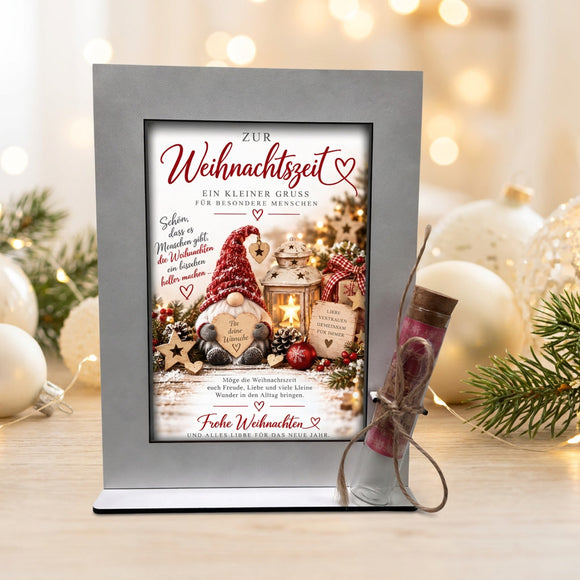 Geldgeschenk Weihnachten – dekorativer Aufsteller mit Wichtel und Glasröhrchen für Geldscheine