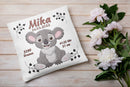 Kuschelkissen zur Geburt mit Koala-Motiv – freundlich blickender Koala in Grau- und Rosatönen, ergänzt durch Uhrzeit, Gewicht, Größe und Geburtsdatum.
