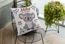 Personalisierbares Kissen mit Koala in der Mitte – modernes Design mit zentralem Koalamotiv und verspielten schwarzen Zweigen als Dekoration.