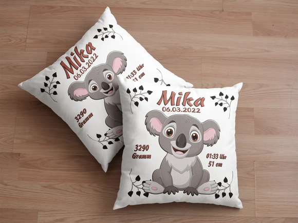Erinnerungskissen zur Geburt mit Koala-Illustration – fröhliches Koalababy mit kindlichem Gesichtsausdruck, umrahmt von Geburtswerten in verspielter Schrift.