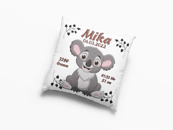 Weiches Geburtskissen mit Koala und Blätterverzierung – detailreich gezeichnetes Koalababy mit warmem Ausdruck und klassischen Geburtsinformationen.