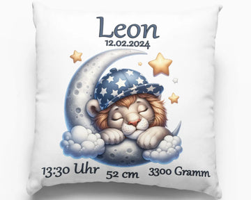 Geburtskissen mit schlafendem Löwenbaby auf Mondsichel – niedlicher Löwe mit blauer Sternenmütze schläft auf einer Mondsichel, umgeben von Wolken, Sternen und Geburtsdaten.