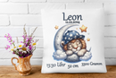 Baby-Kissen mit Löwe auf Mond und Sternenhimmel – verträumtes Design mit Löwenkind, Mondsichel, Sternen und Geburtsinformationen auf weißem Hintergrund.