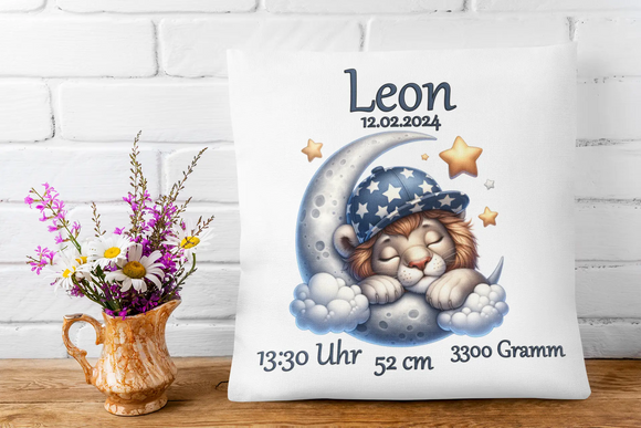 Baby-Kissen mit Löwe auf Mond und Sternenhimmel – verträumtes Design mit Löwenkind, Mondsichel, Sternen und Geburtsinformationen auf weißem Hintergrund.