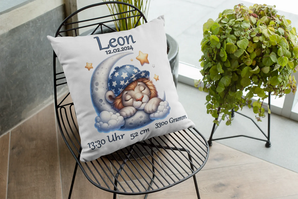 Personalisierbares Kissen mit Löwenmotiv und Nachthimmel – zartes Design mit einem kleinen Löwen, der auf einer Mondsichel ruht, ergänzt durch Uhrzeit, Gewicht und Größe.