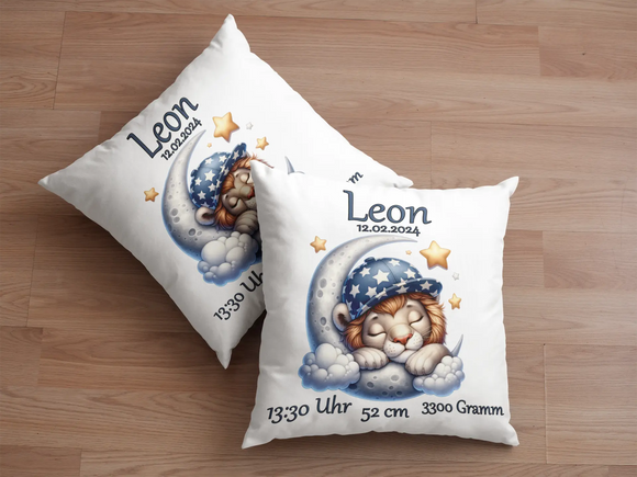 Erinnerungskissen mit Tiermotiv: Löwe auf Mond – liebevoll gestaltetes Geburtskissen mit Sternen und Wolken, ideal als Geschenk zur Geburt eines Kindes.