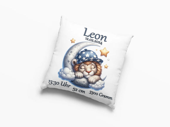 Zierkissen mit Löwenbaby im Schlafanzug auf Halbmond – dekoratives Babykissen mit verträumter Szene, kombiniert mit typischen Geburtsangaben.