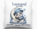 Geburtskissen mit schlafendem Pandababy auf dem Mond – niedlicher Panda im blauen Sternenschlafanzug ruht auf einer Mondsichel, umgeben von Wolken und Sternen.