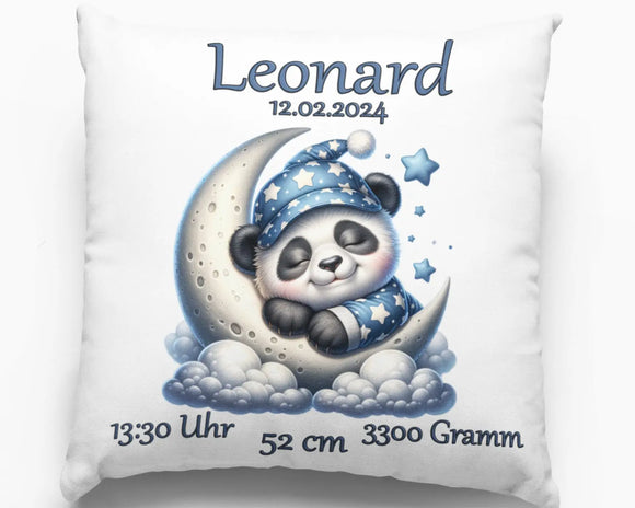 Geburtskissen mit schlafendem Pandababy auf dem Mond – niedlicher Panda im blauen Sternenschlafanzug ruht auf einer Mondsichel, umgeben von Wolken und Sternen.