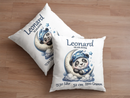 Kuschelkissen zur Geburt mit Panda, Mond und Sternenhimmel – liebevoll gestaltetes Design mit schlafendem Panda auf Wolken, kombiniert mit Geburtsangaben.