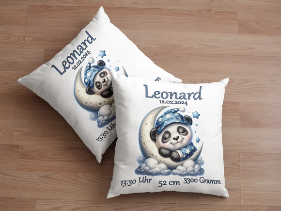 Kuschelkissen zur Geburt mit Panda, Mond und Sternenhimmel – liebevoll gestaltetes Design mit schlafendem Panda auf Wolken, kombiniert mit Geburtsangaben.