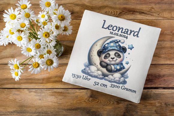 Geschenkidee zur Geburt mit Panda auf Wolkenmond – schlafender Panda in Nachtmütze liegt entspannt auf einem Halbmond, umrahmt von blauen Sternen.