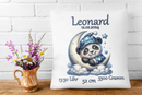 Personalisierbares Kissen mit Panda und Nachthimmel-Design – verspieltes Geburtskissen mit Mondsichel, Sternen und Pandabär im Schlafanzug.