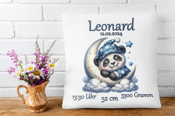 Personalisierbares Kissen mit Panda und Nachthimmel-Design – verspieltes Geburtskissen mit Mondsichel, Sternen und Pandabär im Schlafanzug.