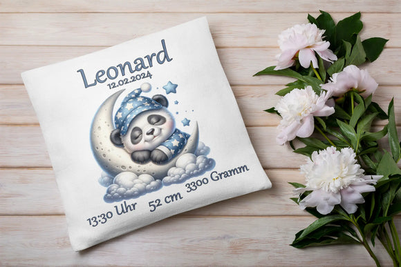 Erinnerungskissen mit schlafendem Panda in Himmelskulisse – Panda ruht friedlich auf dem Mond, begleitet von Wolken und liebevoll gesetzten Geburtswerten.