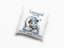 Zierkissen zur Geburt mit Panda, Mond und blauer Traumwelt – dekoratives Kissen mit verträumtem Panda-Motiv, ergänzt durch Uhrzeit, Gewicht, Größe und Datum.