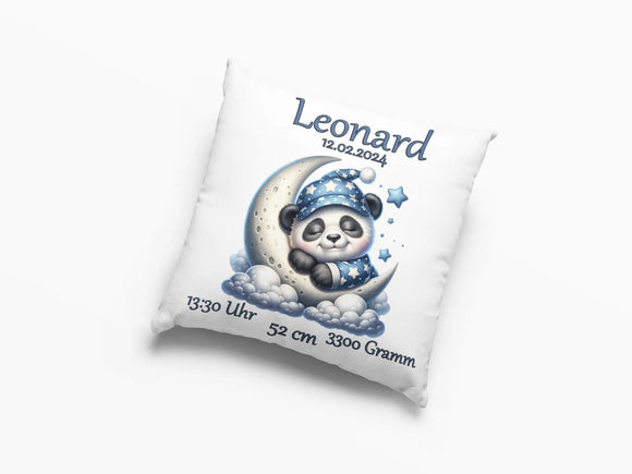 Zierkissen zur Geburt mit Panda, Mond und blauer Traumwelt – dekoratives Kissen mit verträumtem Panda-Motiv, ergänzt durch Uhrzeit, Gewicht, Größe und Datum.