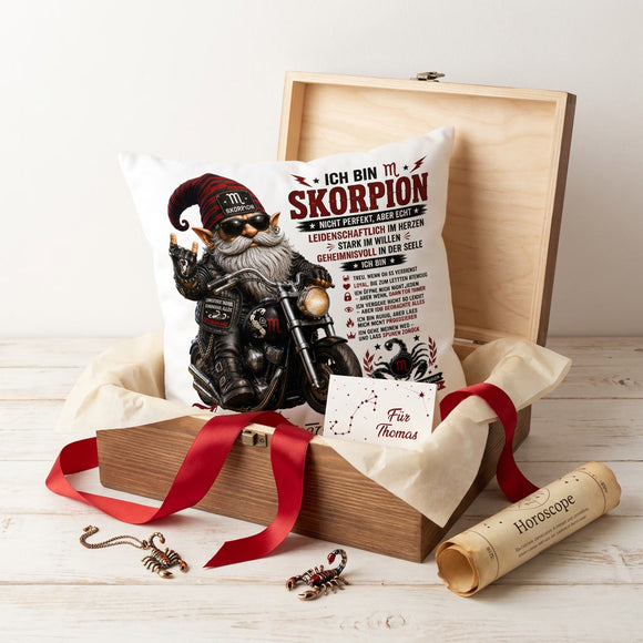 Skorpion Mann Geschenk mit coolem Biker Gnom und Motorrad auf personalisiertem Kissen zum Geburtstag
