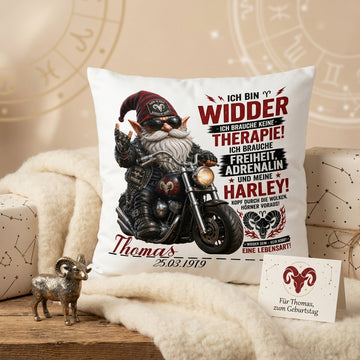 Geschenk Sternzeichen Widder – personalisiertes Kissen für Männer mit Biker Gnom, Motorrad, Name und Geburtsdatum