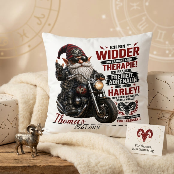 Geschenk Sternzeichen Widder – personalisiertes Kissen für Männer mit Biker Gnom, Motorrad, Name und Geburtsdatum